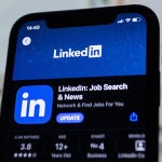 Microsoft añade a Linkedin la IA de ChatGPT para crear perfiles de usuario y ofertas de trabajo.
