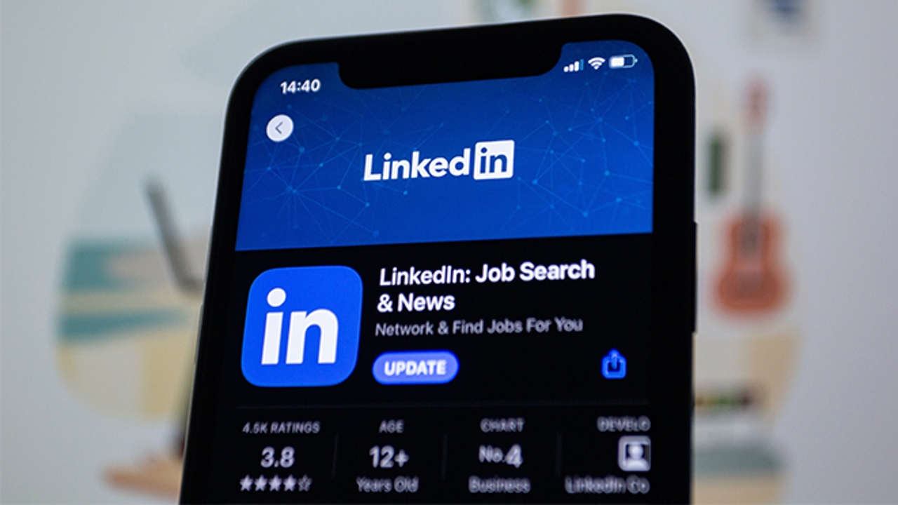 El nuevo plan de LinkedIn: tu perfil, tu currículum y tu actividad servirán para entrenar a su IA (a menos que te niegues)