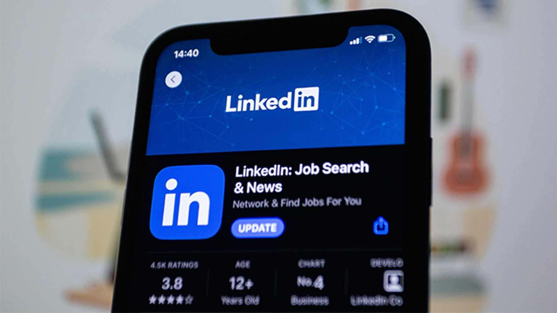 Microsoft añade a Linkedin la IA de ChatGPT para crear perfiles de usuario y ofertas de trabajo.