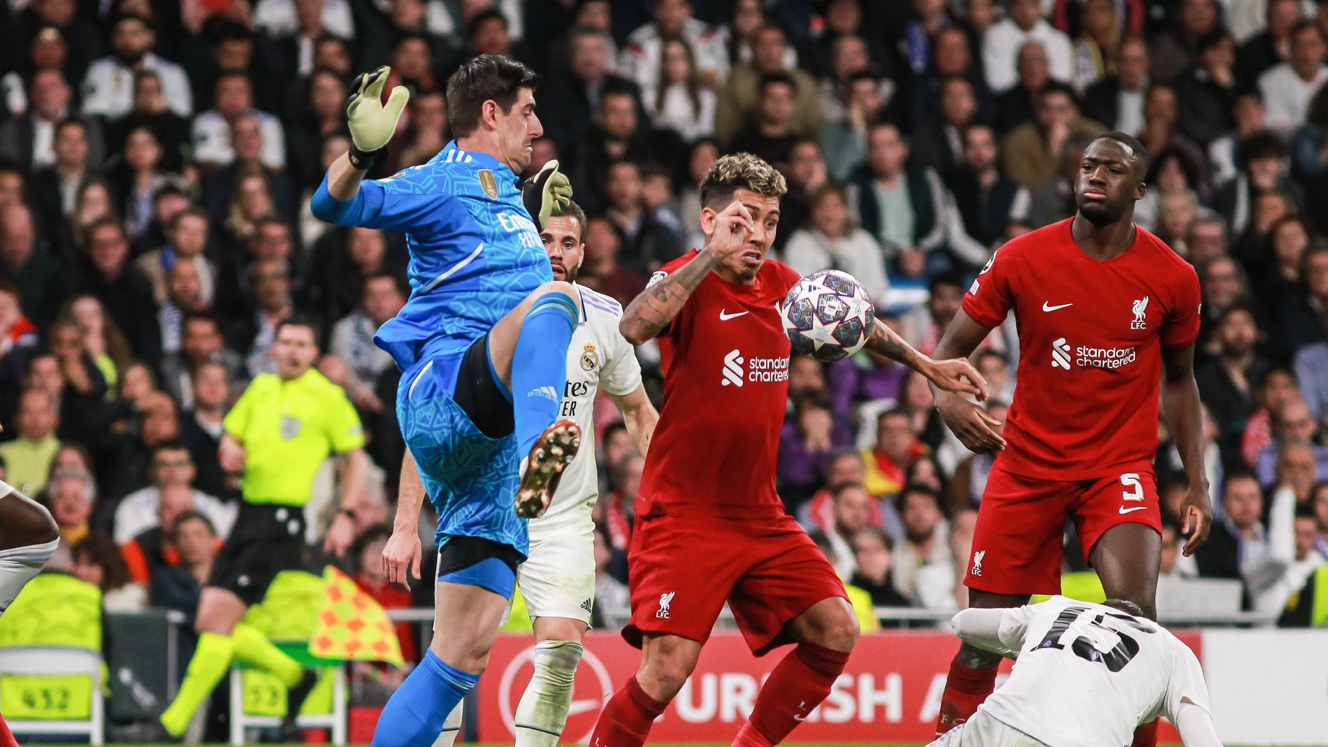 Courtois, ante Firmino en el Real Madrid - Liverpool de Champions
