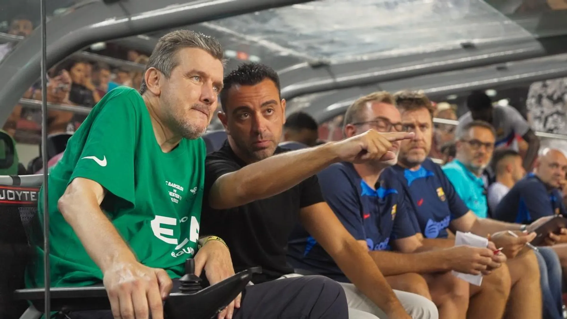Unzué (izda.) junto a Xavi Hernández en el partido benéfico