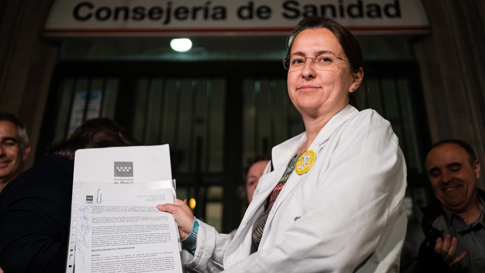La portavoz de AMYTS, Ángela Hernández, atiende a los medios frente a la Consejería de Sanidad, a 16 de marzo de 2023, en Madrid (España). Los médicos y pediatras de Atención Primaria dieron luz verde, ayer 15 de marzo, al principio de acuerdo alcanzado por la Consejería de Sanidad y el comité de huelga y, una vez firmado, desconvocarán los paros que se han prolongado durante casi cuatro meses. El sindicato médico Amyts, convocante de la huelga indefinida que arrancó el 21 de noviembre, ha sometido el acuerdo verbal alcanzado a consulta con los profesionales antes de decidir si rubricaba el principio de acuerdo que permite la salida de la huelga. En una consulta telemática celebrada la noche de ayer, los médicos y pediatras han dado su visto bueno al acuerdo, una decisión que ya han trasladado a la Consejería de Sanidad. 16 MARZO 2023 Diego Radamés / Europa Press 16/03/2023