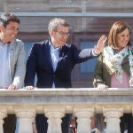 Feijóo junto a Carlos Mazón y María José Catalá en el balcón del Ayuntamiento