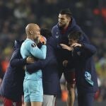 Varios jugadores del Sevilla abrazan a Dmitrovic tras el pase a cuartos