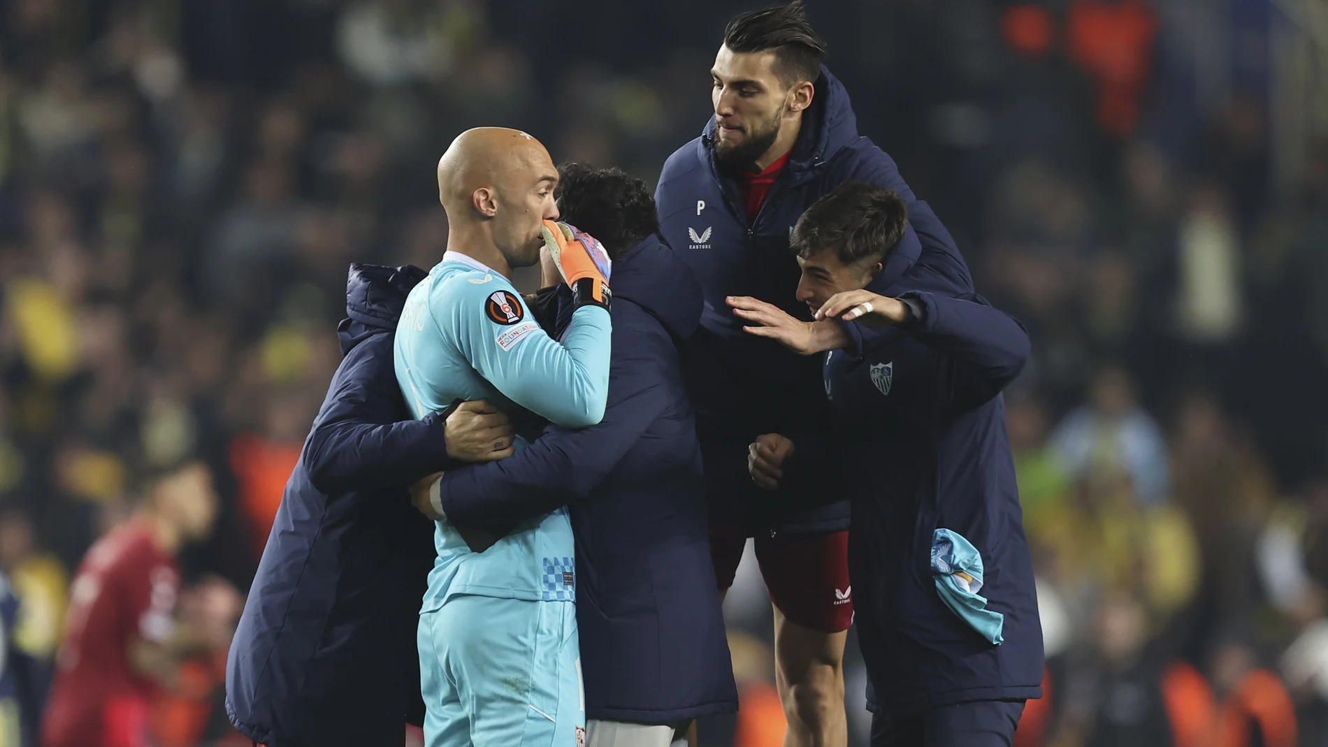 Varios jugadores del Sevilla abrazan a Dmitrovic tras el pase a cuartos