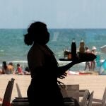 Una camarera en la playa 