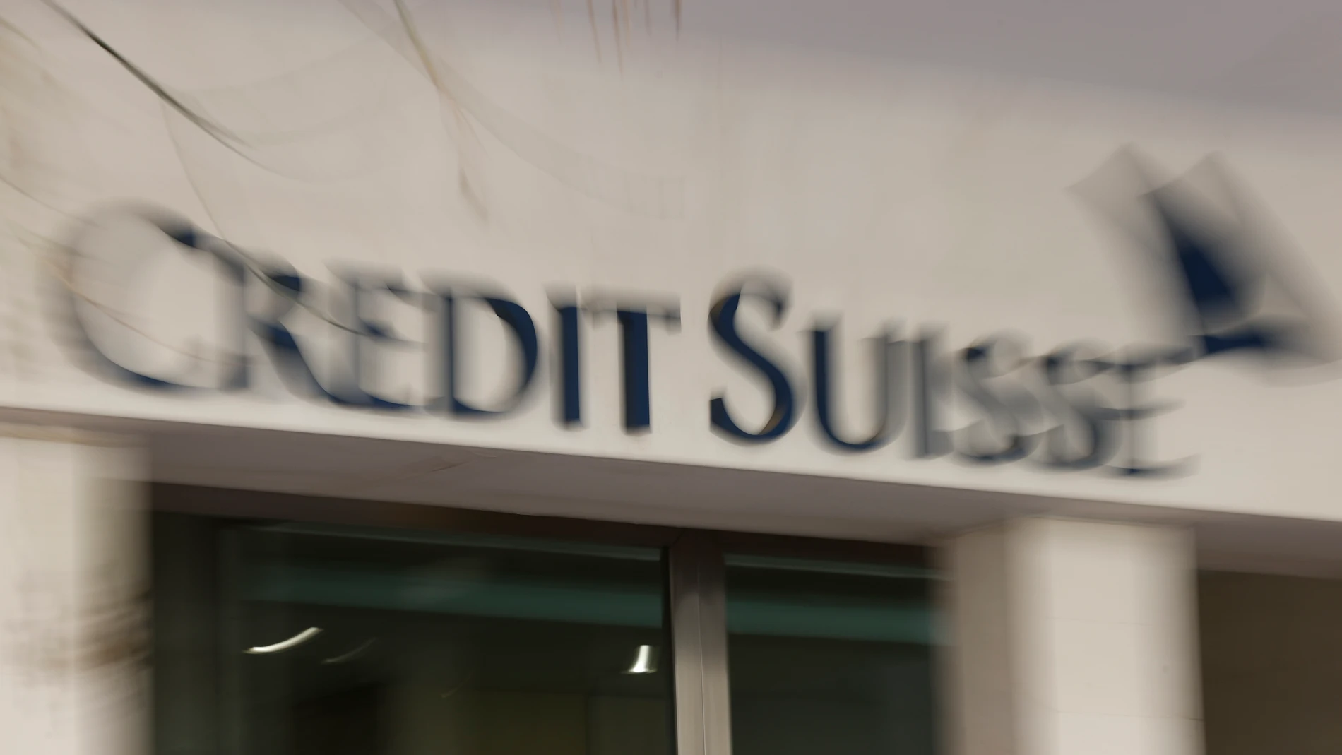 MADRID, 16/03/2023.- Vista de la sede madrileña de la entidad financiera Credit Suisse este jueves, que abrió esta mañana en la Bolsa de Valores de Zúrich con una espectacular subida del 30,82 %, tras anunciar horas antes que el Banco Nacional de Suiza (BNS) le hará un préstamo de 54.000 millones de dólares.-EFE/Juan Carlos Hidalgo