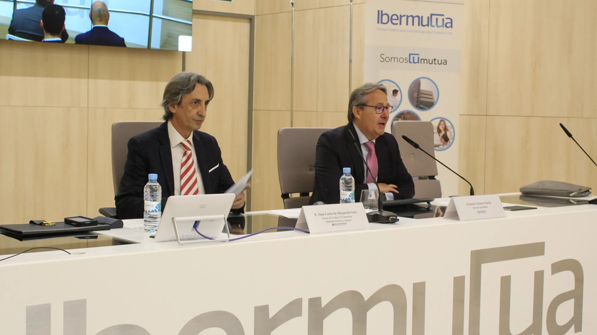 Rafael Tortuero, director territorial de Ibermutua en Castilla y León y La Rioja, y Juan Carlos De Margarida, presidente del Colegio de Economistas (ECOVA) inauguran la jornada