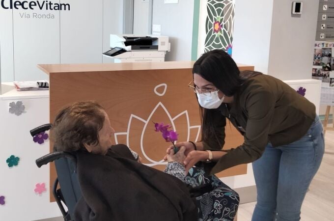 Judith, trabajadora social en la Residencia CleceVitam Vía Ronda de La Laguna (Tenerife), con una de las usuarias.