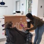 Judith, trabajadora social en la Residencia CleceVitam Vía Ronda de La Laguna (Tenerife), con una de las usuarias.