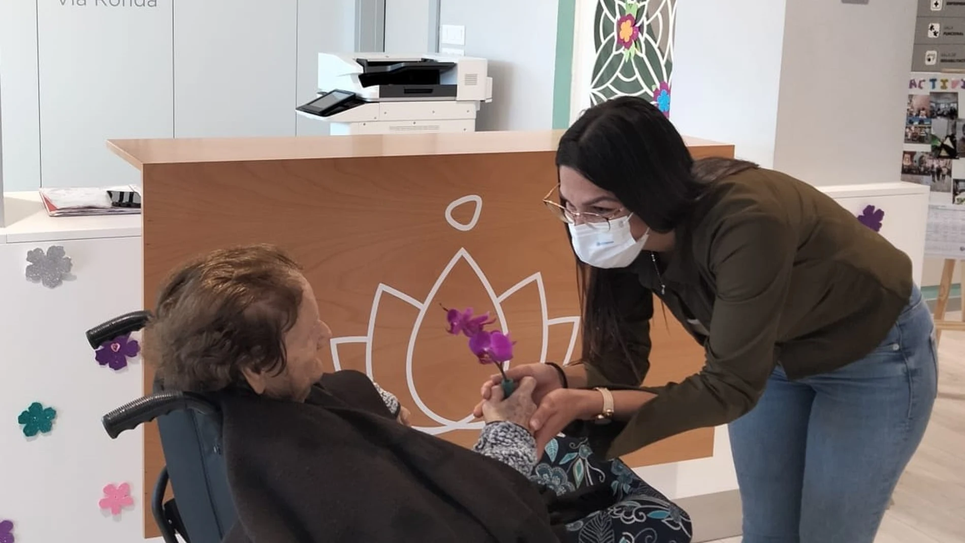 Judith, trabajadora social en la Residencia CleceVitam Vía Ronda de La Laguna (Tenerife), con una de las usuarias.