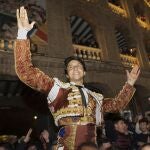 El diestro, Roca Rey, sale a hombros durante la corrida de toros de la Feria de Fallas.
