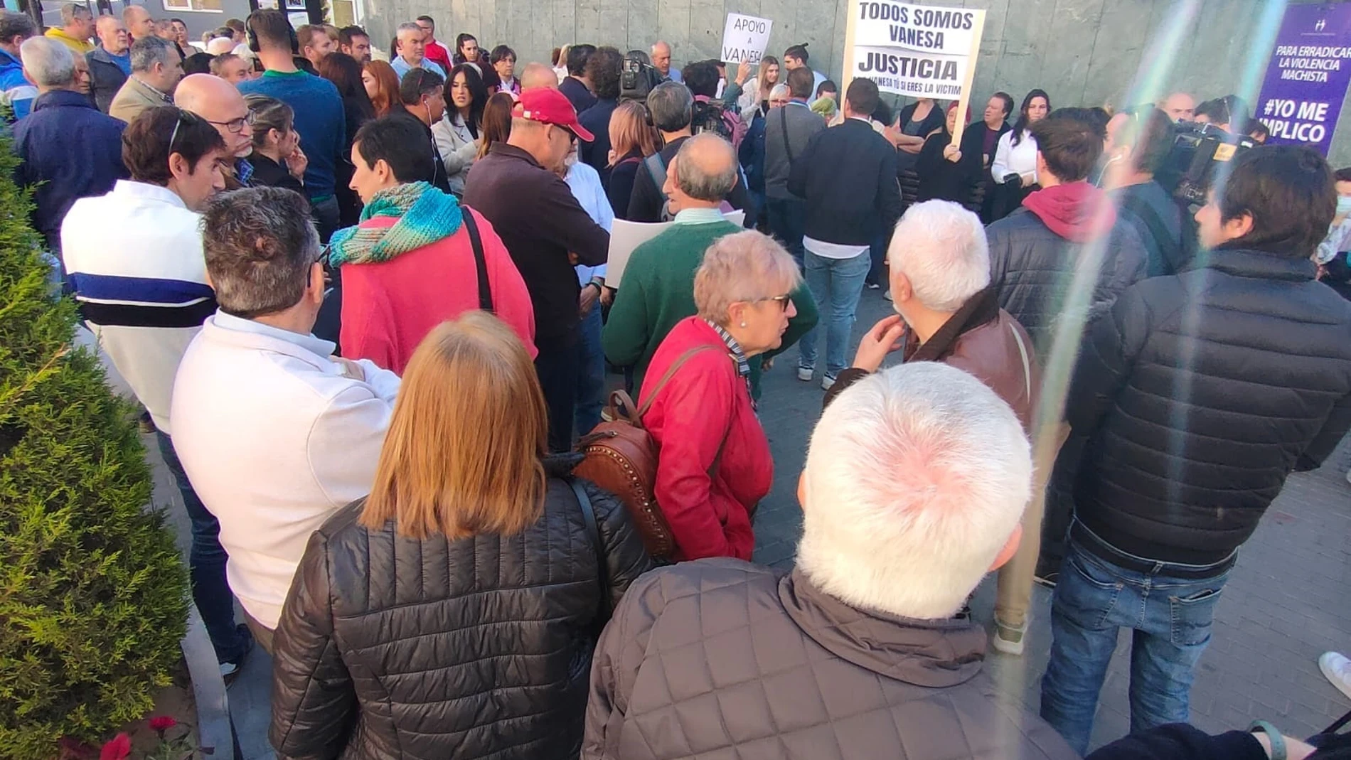 Vecinos de Maracena se concentran en apoyo de la edil que sufrió un secuestro exprés
