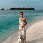 Ana Boyer en Doha con un vestido blanco. 
