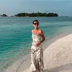 Ana Boyer en Doha con un vestido blanco.