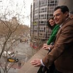 Moreno junto a Esperanza García en la Delegación de la Junta en Cataluña
