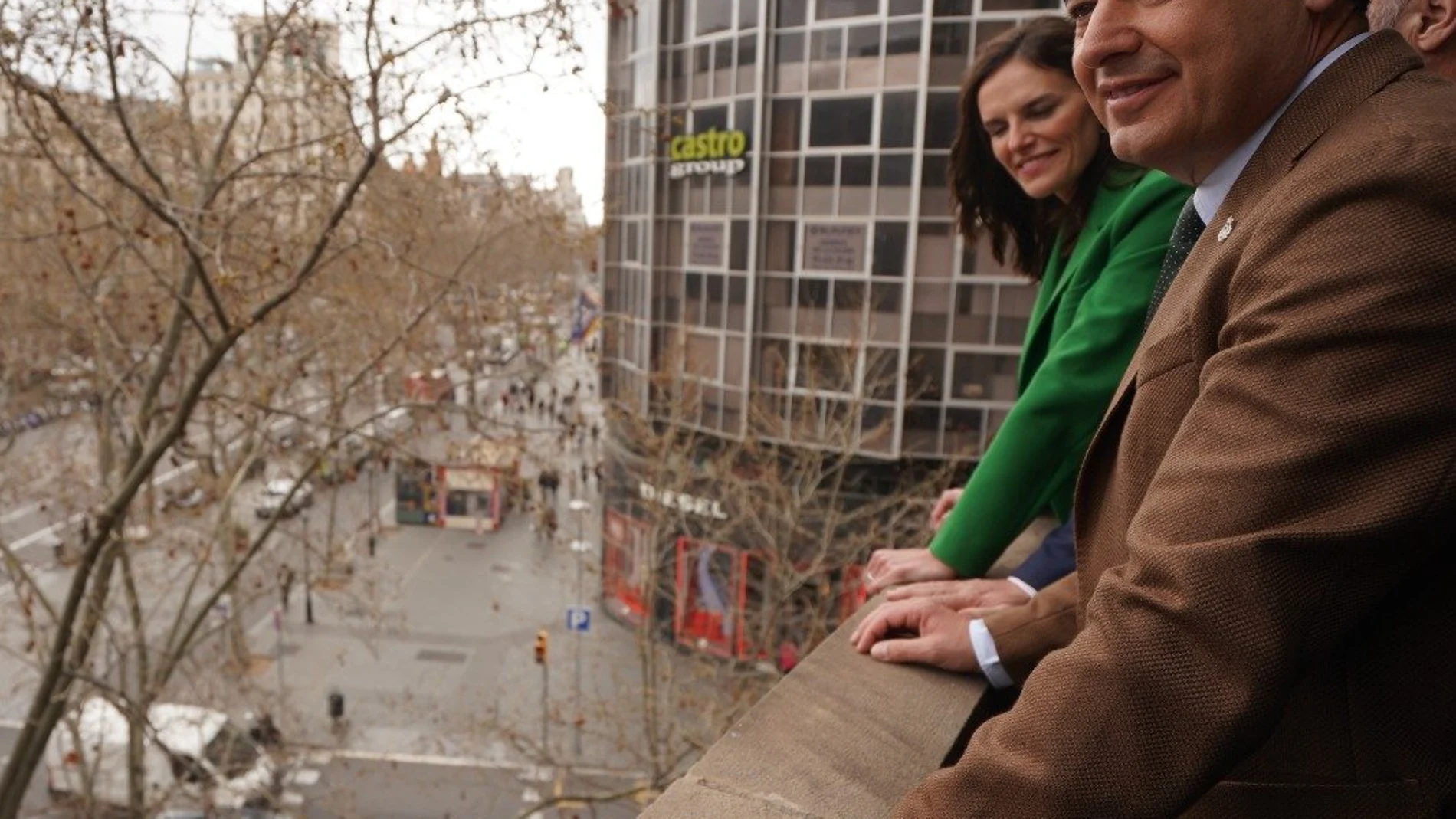 Moreno junto a Esperanza García en la Delegación de la Junta en Cataluña