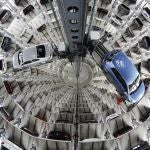 Coches de Volkswagen en una torre de aparcamientos