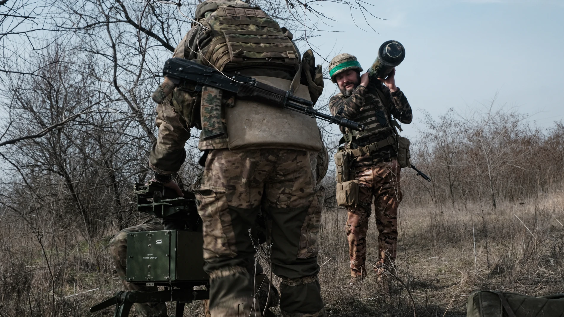 Undisclosed (Ukraine), 17/03/2023.- Members of Ukraine's Armed Forces 80th Separate Air Assault Brigade set up a position with an anti-tank guided missile (ATGM) system 'Stugna', at an undisclosed location near the frontline city of Bakhmut, eastern Ukraine, 17 March 2023, amid Russia's invasion. The frontline city of Bakhmut, a key target for Russian forces, has seen heavy fighting for months. Russian troops on 24 February 2022, entered Ukrainian territory, starting a conflict that has provoked destruction and a humanitarian crisis. (Rusia, Ucrania) EFE/EPA/MARIA SENOVILLA