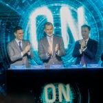 Felipe VI y el presidente del Gobierno, junto a Ximo Puig y los directivos de Seat y Volkswagen 