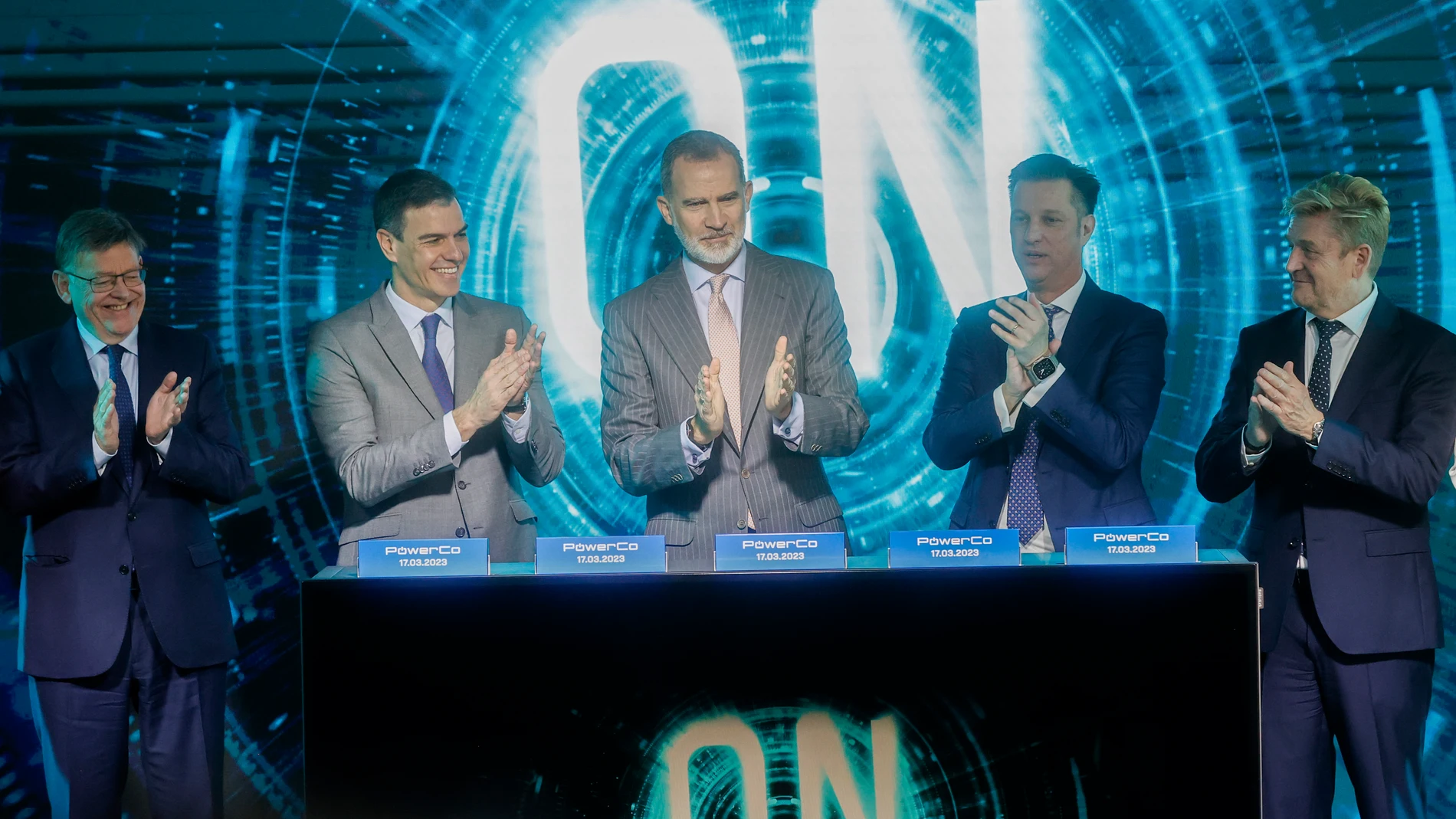 Felipe VI y el presidente del Gobierno, junto a Ximo Puig y los directivos de Seat y Volkswagen