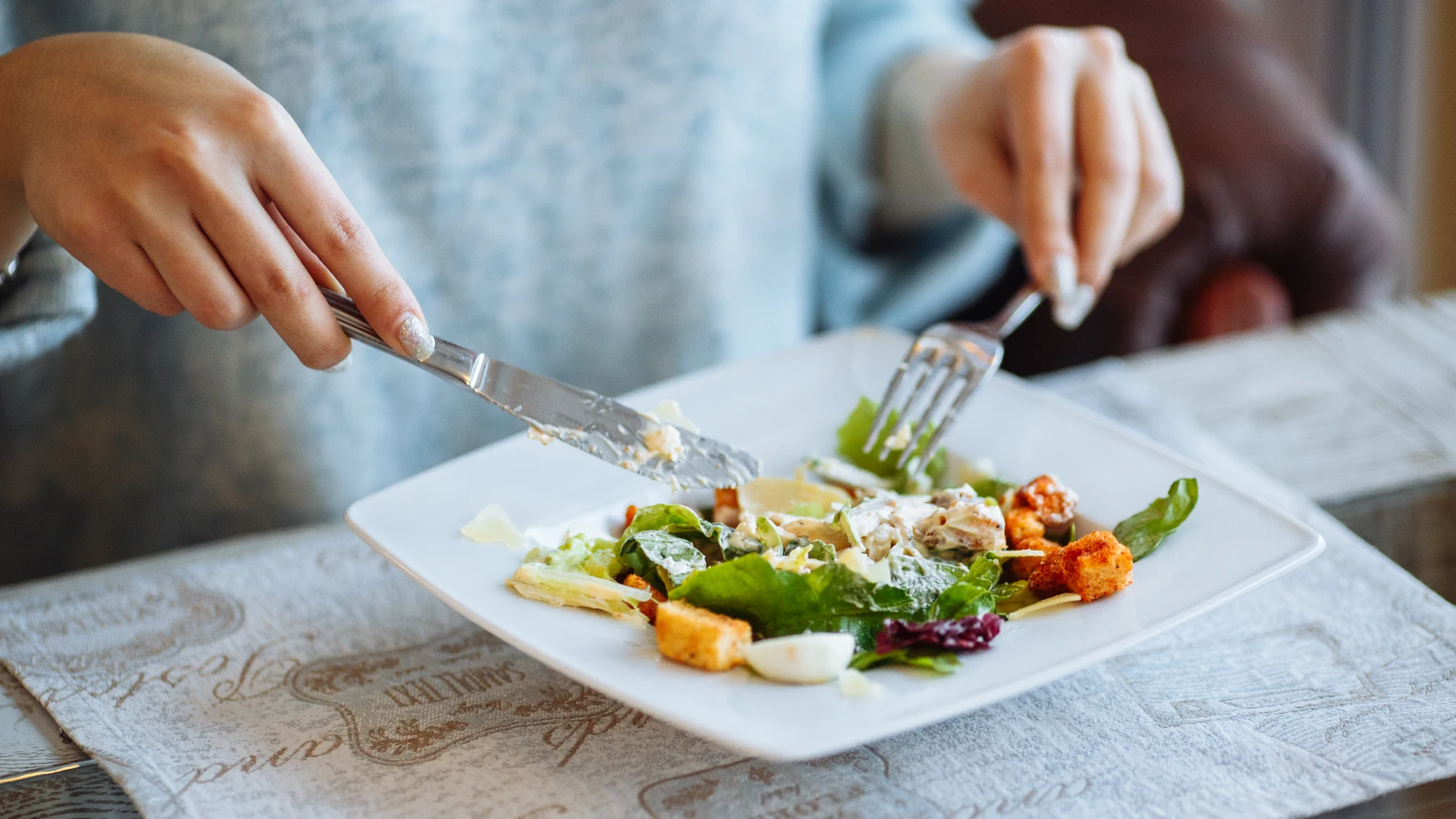 Mujer comida ensalada cena