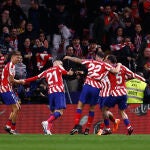 Los jugadores del Atlético celebran uno de los goles ante el Valencia