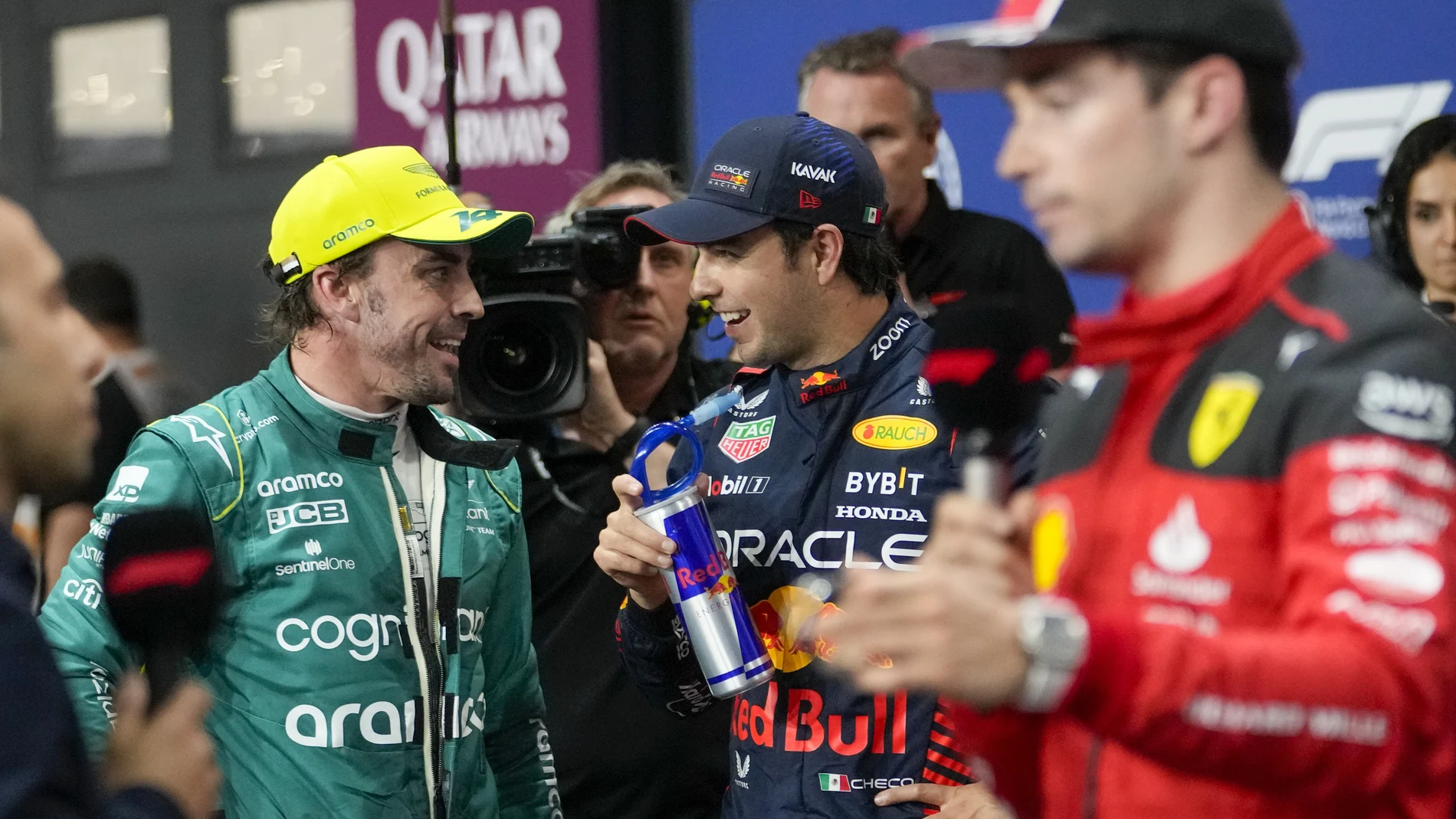 Alonso dialoga con "Checo" Pérez en Yeda