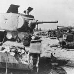Una columna de vehículos soviéticos destruidos sobre la carretera de Minsk a Moscú, durante uno de los contraataques soviéticos.