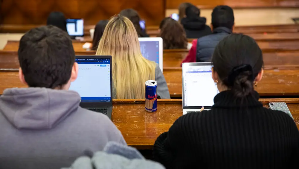 Universitarios durante una clase en la Facultad de Derecho de la Universidad Complutense de Madrid.