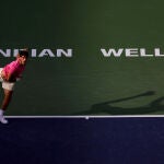 Alcaraz ejecuta un servicio en Indian Wells