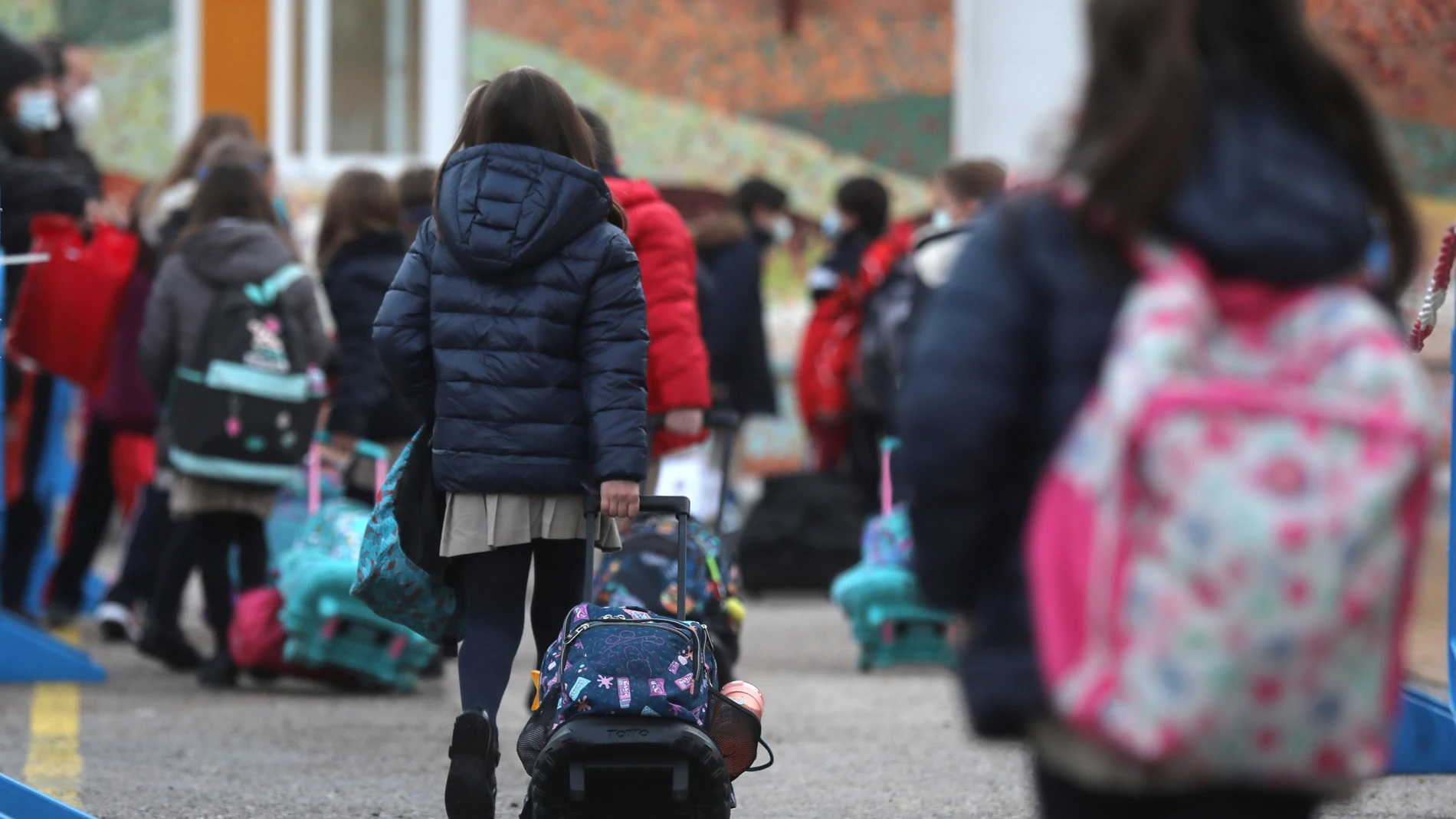 Varios niños a su llegada a un Colegio en Alameda de Osuna, en Madrid