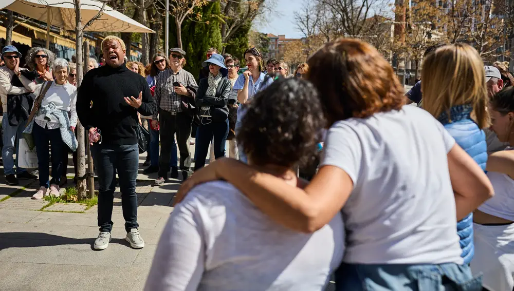 El cantante cubano Félix Román canta la copla 'Y sin embargo te quiero' este lunes en la Cuesta de Moyano para los asistentes al paseo literario 'De Fieras a Feria' y curiosos.