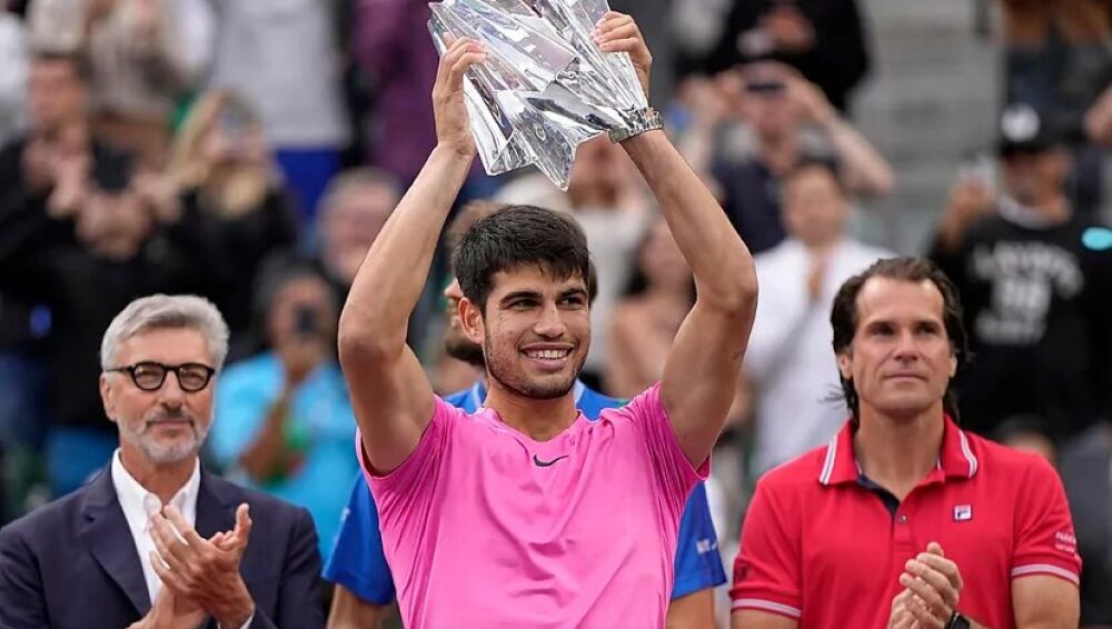 Carlos Alcaraz levanta el trofeo como campeón de Indian Wells 2023