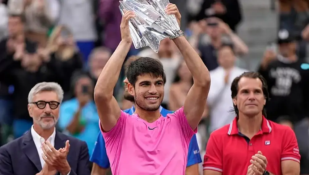 Carlos Alcaraz levanta el trofeo como campeón de Indian Wells 2023
