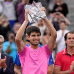 Carlos Alcaraz levanta el trofeo como campeón de Indian Wells 2023