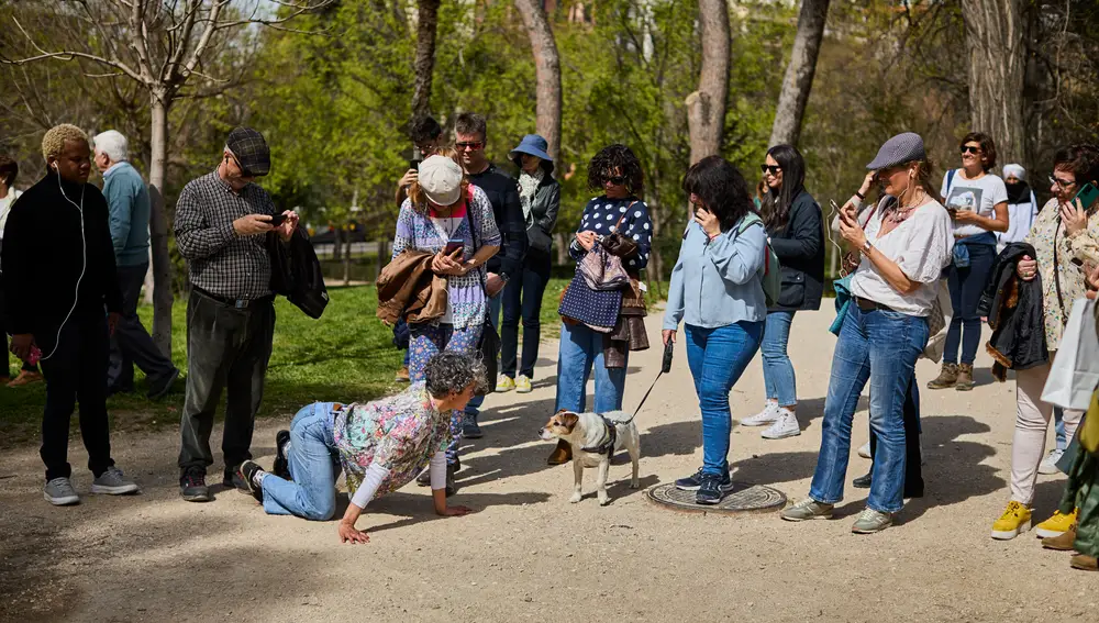 La bailarina Lucía Morate realiza una actuación cerca del Jardín del Recuerdo de El Retiro este lunes en el paseo literario 'De Fieras a Feria'.