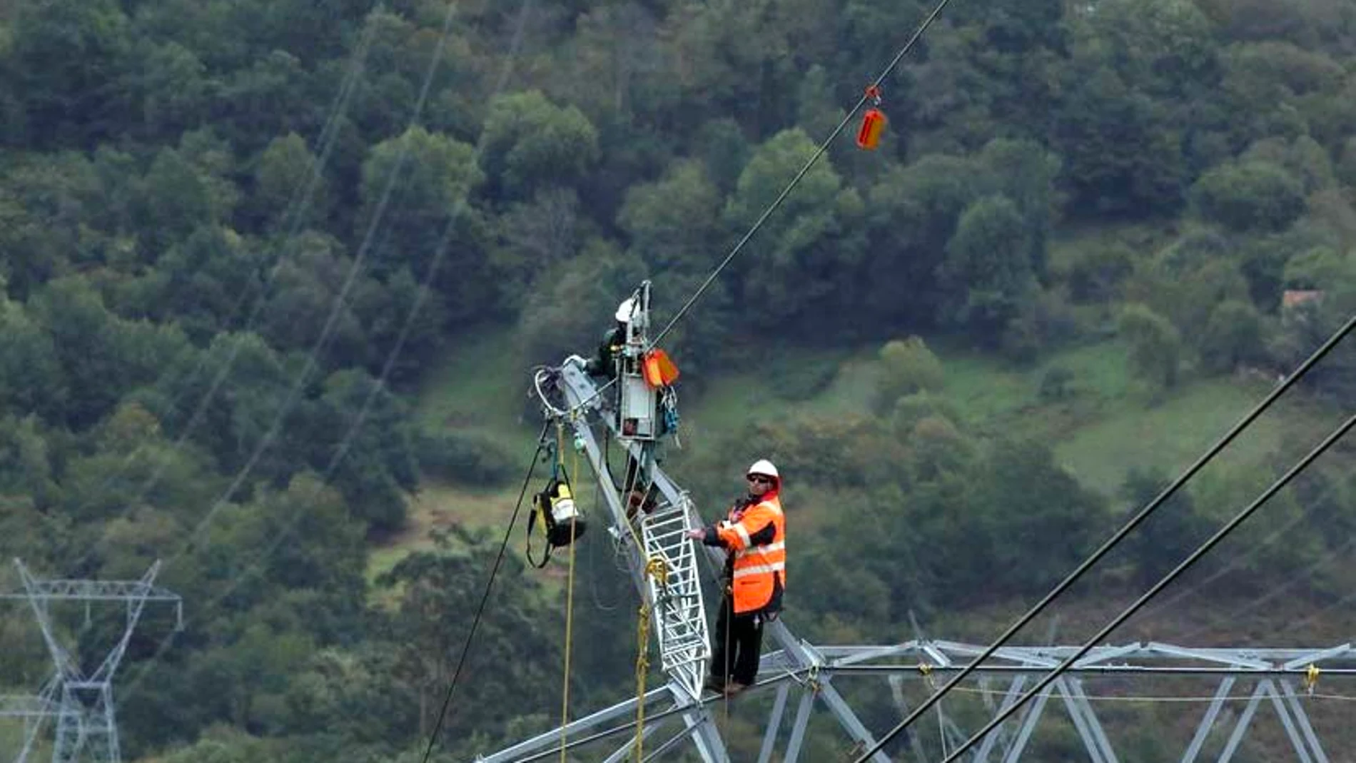 Operarios de Red Eléctrica durante una instalación de salvapajaros