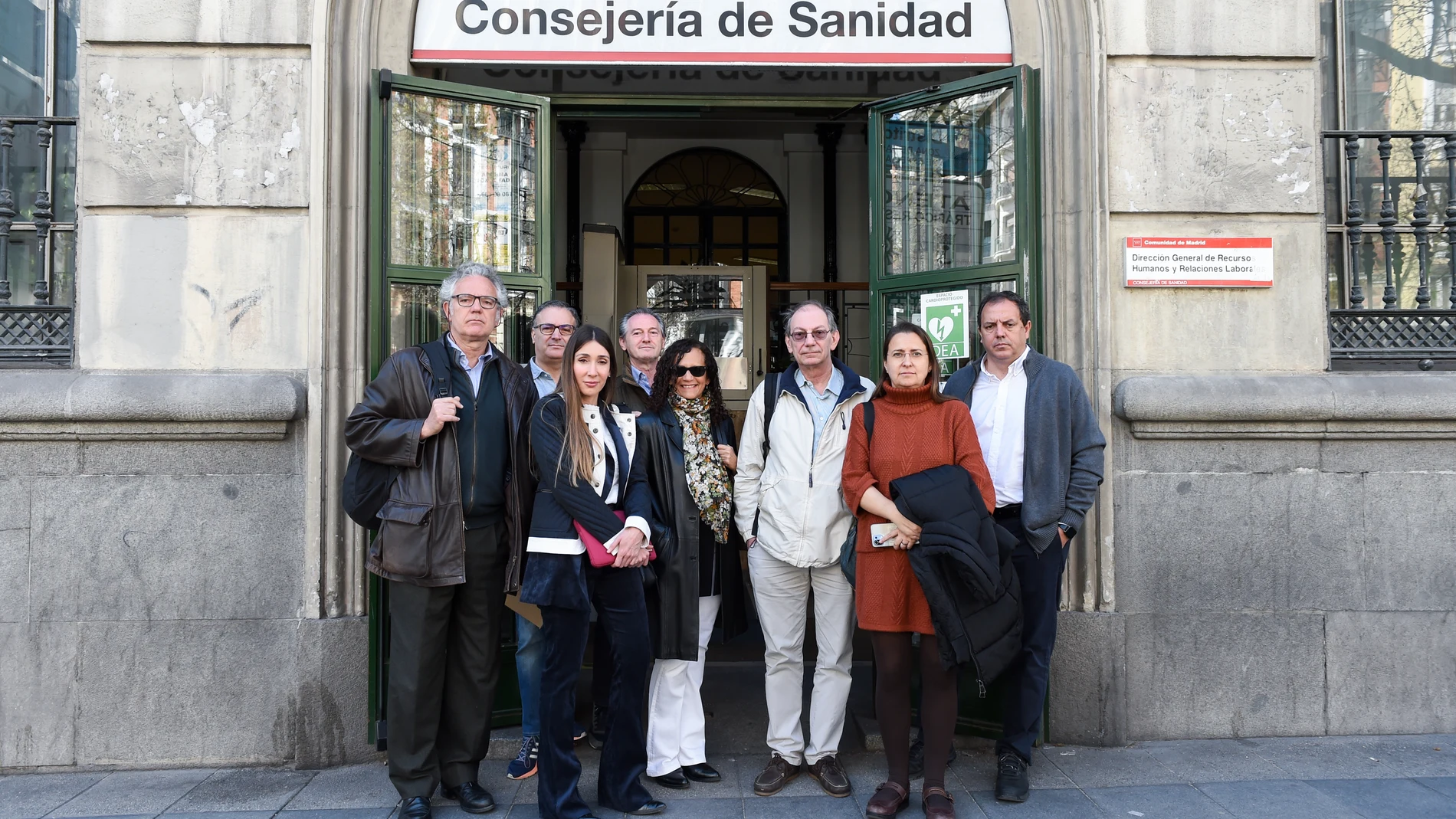 La portavoz de AMYTS, Ángela Hernández (2d), posa a su llegada para reunirse con la consejería de Sanidad en la sede de la Dirección General de Recursos Humanos del Servicio Madrileño de Salud (Sermas), a 21 de marzo de 2023, en Madrid (España). La Consejería de Sanidad y el comité de huelga de facultativos de Atención Hospitalaria se reúnen hoy para tratar de llegar a un acuerdo que paralice los paros convocados, a partir de mañana 22 de marzo, por el sindicato Amyts y la Asociación de Facultativos Especialistas de Madrid (AFEM). La reunión llega cuando la semana pasada se logró poner fin a la huelga de médicos y pediatras de Atención Primaria tras casi cuatro meses de paros.21 MARZO 2023;MADRID;CONSEJERIA DE SANIDAD;COMITE DE HUELGAGustavo Valiente / Europa Press21/03/2023