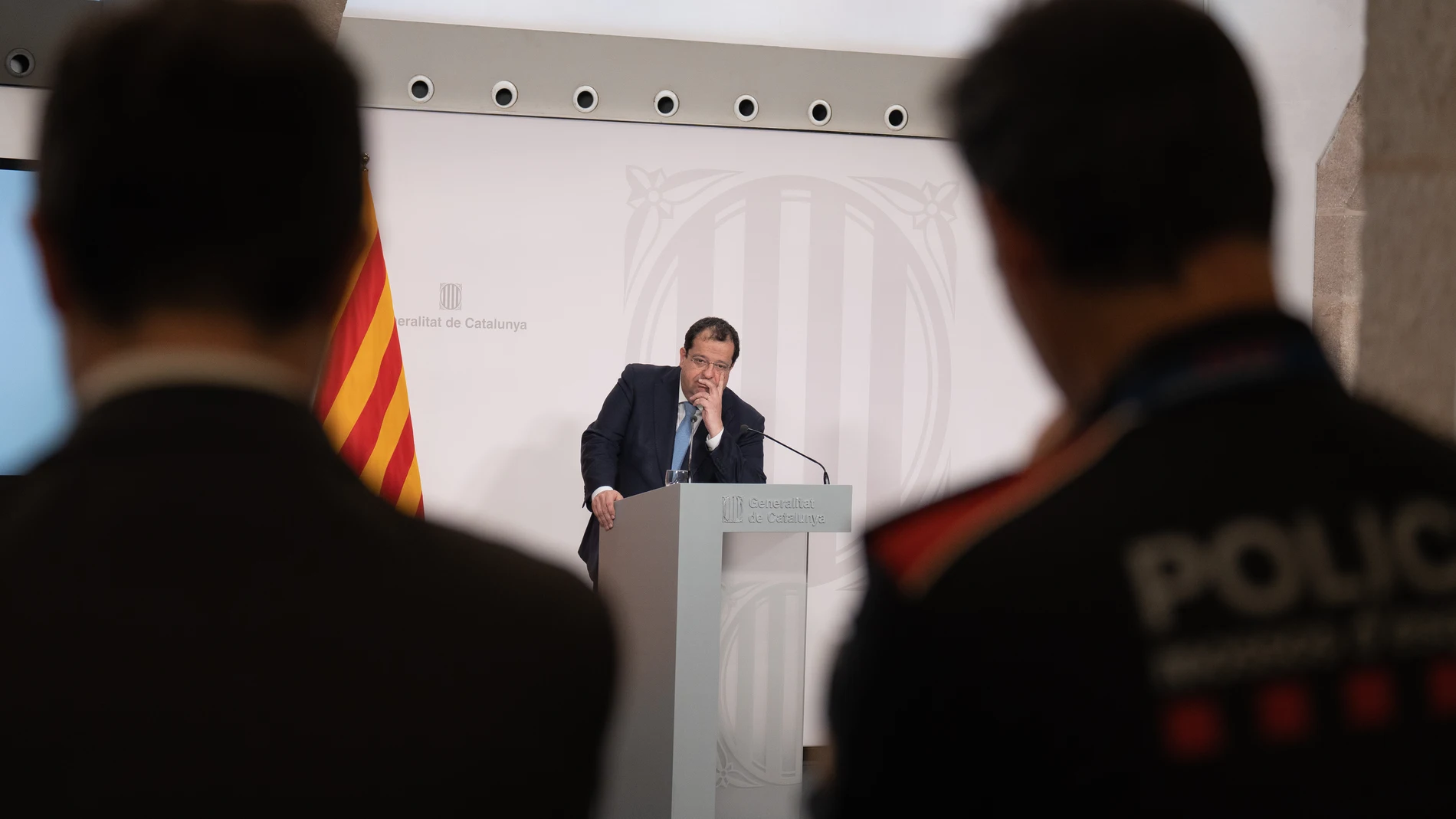 El conseller de Interior, Joan Ignasi Elena, durante una rueda de prensa posterior al Consell Executiu, en el Palau de la Generalitat, a 21 e marzo de 2023, en Barcelona, Catalunya (España). El Govern ha aprobado hoy el nuevo decreto de reestructuración de la Dirección General de la Policía, dejando atrás la etapa de los Mossos 'patrióticos' de Puigdemont, liderada por Josep Lluís Trapero. Según el nuevo decreto, la Prefectura quedará encabezada por un comisario jefe y un subjefe ejecutivo, que será el segundo mando operativo del cuerpo. De la Prefectura también dependerá directamente su Gabinete, la División de Escortes y el Centre de Comandament. 21 MARZO 2023;RUEDA;MOSSOS;DIRECCIÓN GENERAL DE LA POLICIA;POLICIA;. DECRETO;GOVERN David Zorrakino / Europa Press 21/03/2023