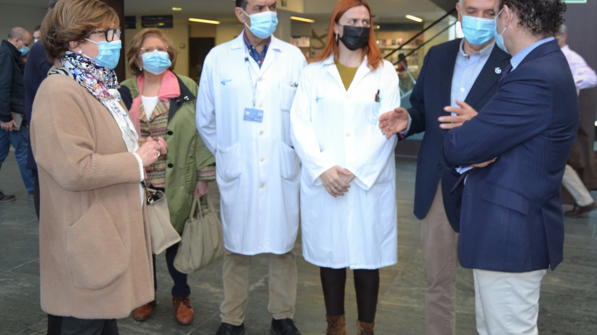 El viceconsejero de Asistencia Sanitaria, Planificación y Resultados en Salud de la Consejería de Sanidad, Jesús García-Cruces Méndez, visita la exposición instalada en el vestíbulo principal del Río Hortega acompañado por el presidente de la AECC de Valladolid, Artemio Domínguez