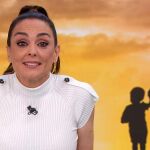 Mónica Carrillo cuela una divertida broma que había prometido en "La Resistencia" a Broncano en pleno Informativo
