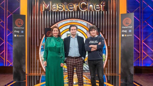 Los chefs Samantha Vallejo-Nágera, Pepe Rodríguez y Jordi Cruz, posan durante la presentación de la undécima edición del programa ‘Masterchefí, en los estudios de televisión de Fuente El Saz.