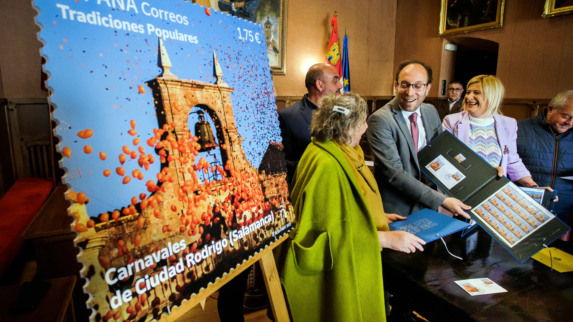 El alcalde de Ciudad Rodrigo, Marcos Iglesias, la directora de Filatelia de Correos, Leire Díez, y la subdelegada de Gobierno en Salamanca, Encarnación Pérez presentan el sello ‘Tradiciones populares. Carnavales de Ciudad Rodrigo (Salamanca)'