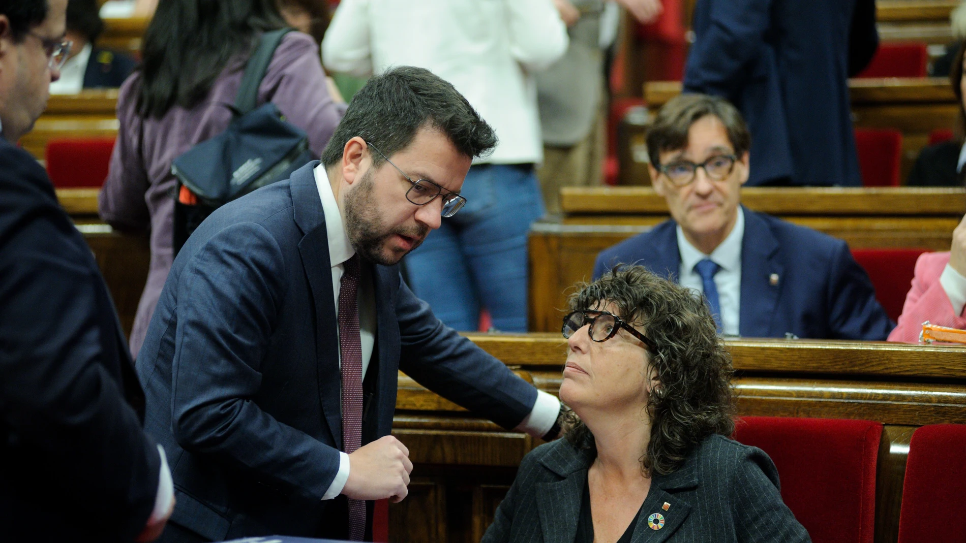 El presidente de la Genralitat, Pere Aragonès y la consellera de Acción Climática, Alimentación y Agenda Rural, Teresa Jordà, durante una sesión plenaria en el Parlament, a 22 de marzo de 2023, en Barcelona, Catalunya (España). El pleno del Parlament vota hoy si convalida el decreto ley del Govern para hacer frente a la excepcionalidad por sequía en Catalunya, mientras siguen las restricciones en el uso del agua ante la escasez de lluvias y los bajos niveles de las reservas. Pere Aragonès se enfrenta a la oposición tras su gira de nueve días por Latinoamérica --con parada en Colombia, Uruguay, Argentina y Chile--, en la que se ha reunido con ministros, autoridades y representantes de la sociedad civil de esos países. 22 MARZO 2023;DECRETO;EXCEPCIONALIDAD;PARLAMENT;SEQUIA; Alberto Paredes / Europa Press 22/03/2023