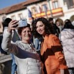 La presidenta de la Comunidad de Madrid, Isabel Díaz Ayuso, se fotografía con una persona este miércoles en Griñón, donde preside la reunión del Consejo de Gobierno, que de forma extraordinaria se celebra en el Centro de Recursos Juveniles de Griñón.-
