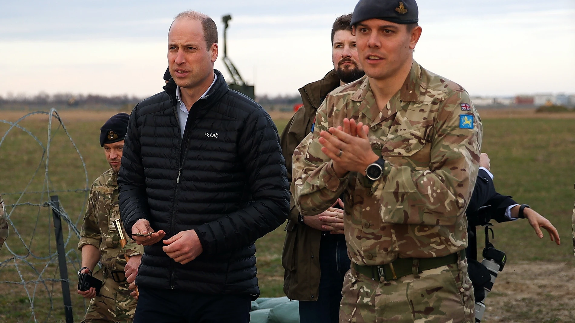 Jasionka (Poland), 22/03/2023.- Britain's Prince William (L) meets with soldiers during a visit of the British military base in Jasionka, southeast Poland, 22 March 2023. The Prince of Wales arrived for a two-day visit to meet British and Polish troops based near the border with Ukraine. (Polonia, Ucrania, Reino Unido) EFE/EPA/Lukasz Gagulski POLAND OUT