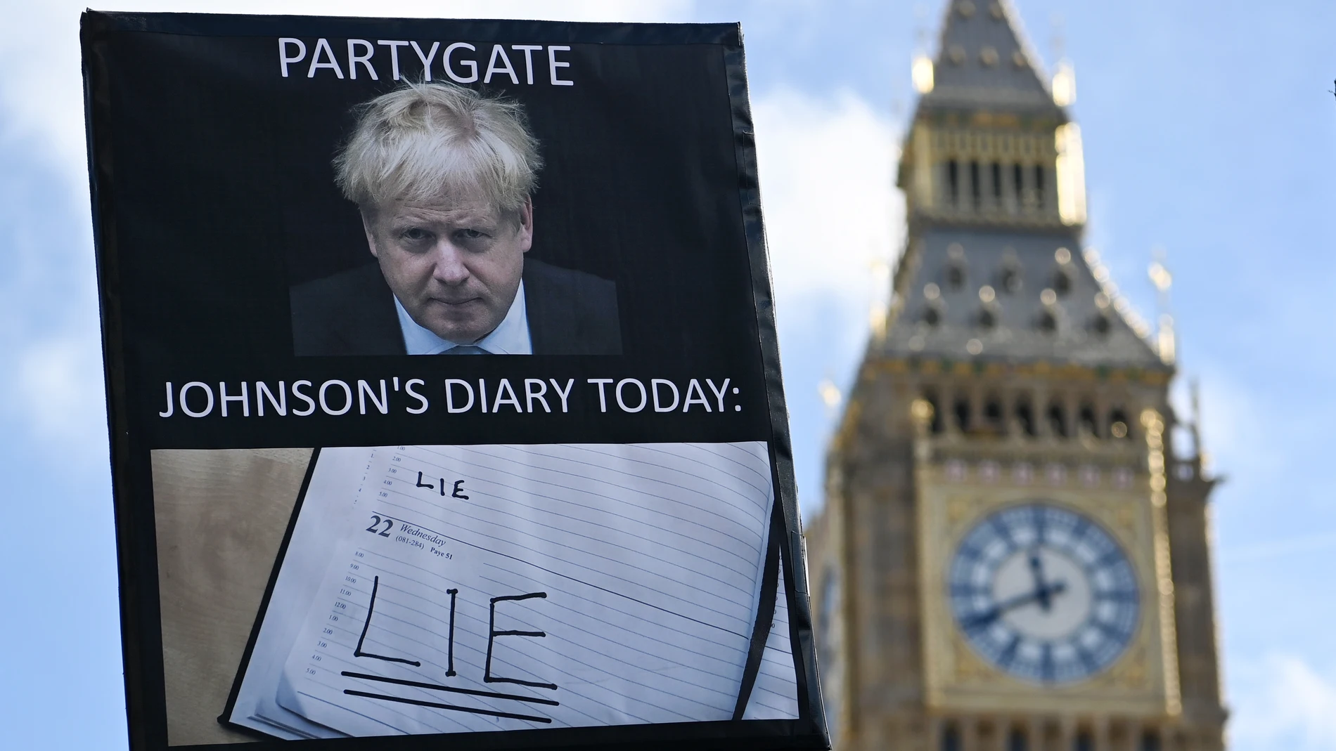 London (United Kingdom), 22/03/2023.- A protester demonstrates against former British Prime Minister Boris Johnson outside parliament in London, Britain, 22 March 2023. Johnson is set to give evidence to MPs who are investigating accusations that he misled parliament over Partygate after breaching covid rules in 2020. (Protestas, Reino Unido, Estados Unidos, Londres) EFE/EPA/ANDY RAIN