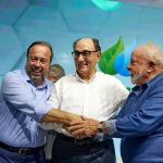 El presidente de Brasil (d), Luiz Inácio Lula da Silva, y el de Iberdrola (c), Ignacio Galán, y el ministro brasileño de Minas y Energía (i), Alexandre Silveira 