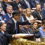 A handout photograph released by the UK Parliament shows Britain's Prime Minister Rishi Sunak standing at the despatch box and speaking during the weekly session of Prime Minister's Questions (PMQs) at the House of Commons, in London, on March 22, 2023. 